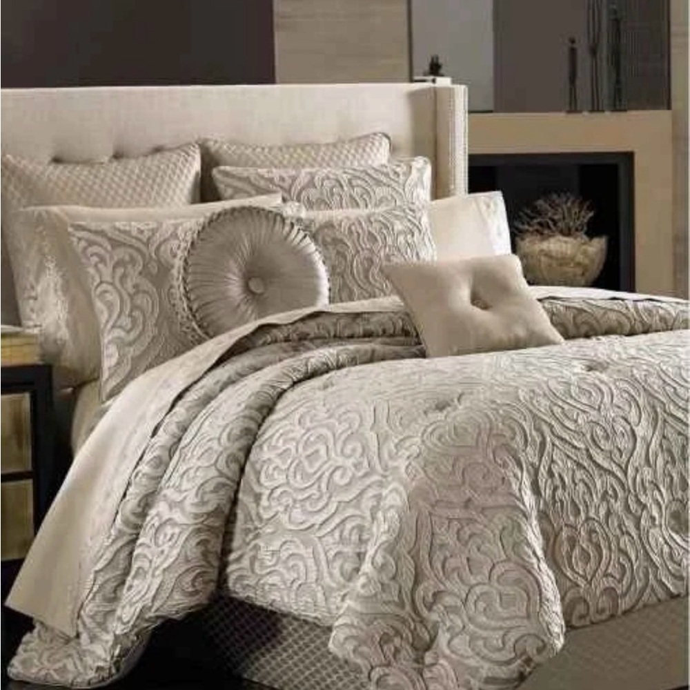 J. Queen New York Home Astoria KING 4 Piece Comforter Set Sand NEW